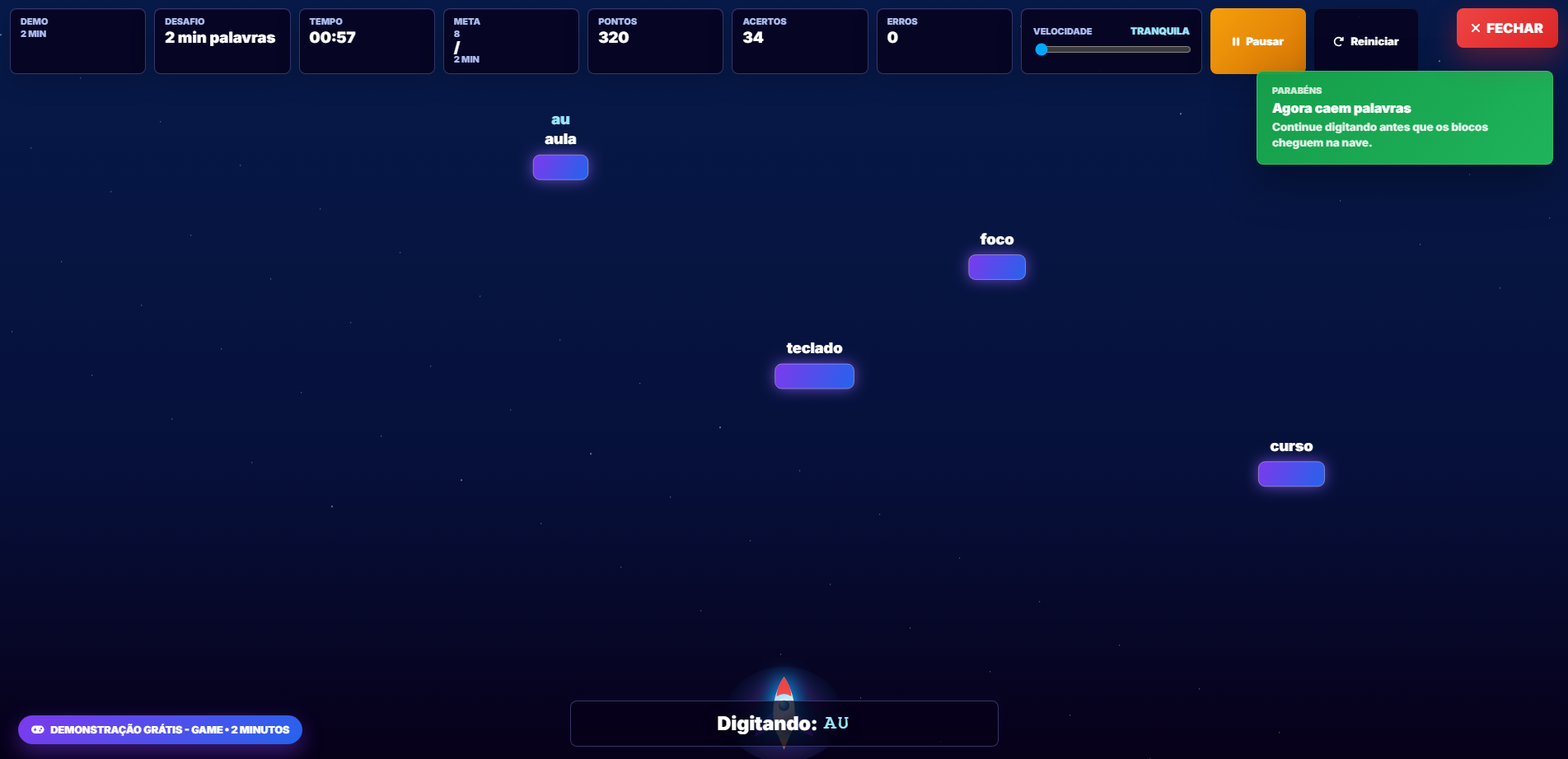 Tela real do game Treinando e Se Divertindo com nave espacial, pontos, tempo, letras e palavras caindo