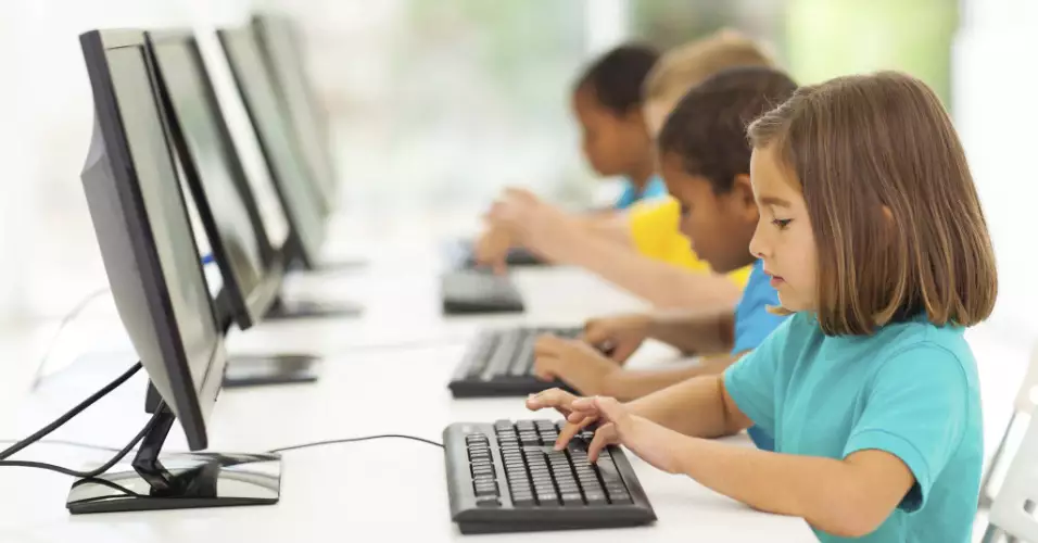 Informática infantil - Crianças aprendendo programação e robótica